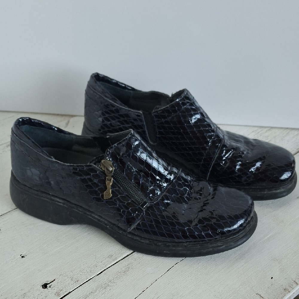 Elegant Black Textured Women's Loafers